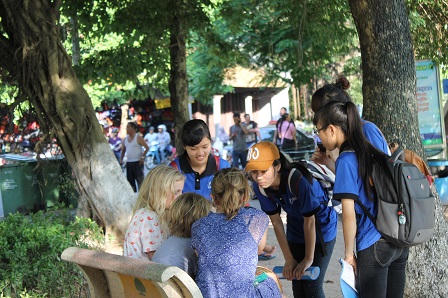 Giới trẻ"hóng chuyện", học tiếng Anh miễn phí ở Hồ Gươm